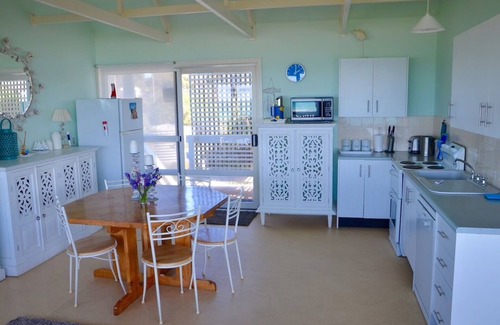 Island Beach House | Beachfront + Stunning Views + Free WIFI + Air Con + Fireplace