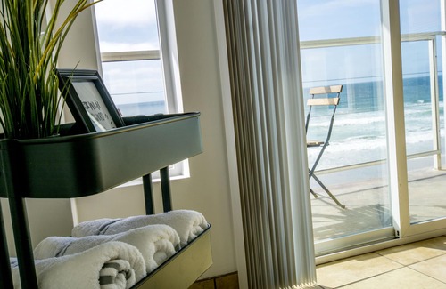Costa Apartment | BEACHFRONT, sun, sand & fun - Cozy 1 Bdr Apt