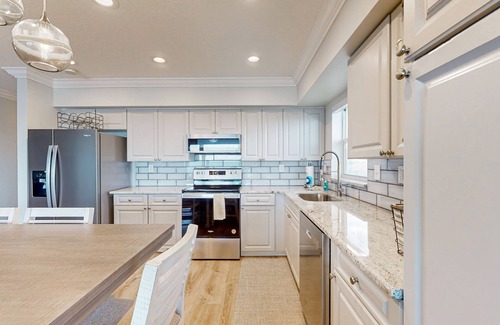 Independence Square Condo | Beachfront top-floor condo w/balcony, pool, & incredible Gulf views