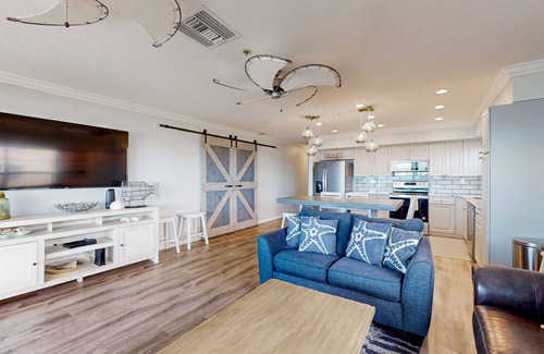 Independence Square Condo | Beachfront top-floor condo w/balcony, pool, & incredible Gulf views