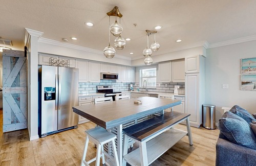 Independence Square Condo | Beachfront top-floor condo w/balcony, pool, & incredible Gulf views