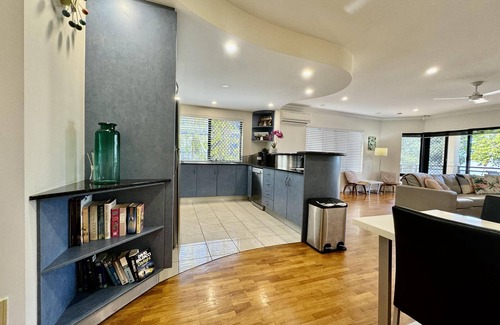 North Ward Apartment | Beachfront The Strand - Spacious Apt. 2/103 - Luxurious Beachfront Apartment on The Strand