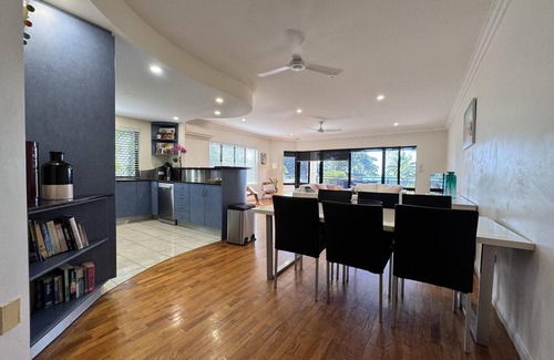 North Ward Apartment | Beachfront The Strand - Spacious Apt. 2/103 - Luxurious Beachfront Apartment on The Strand