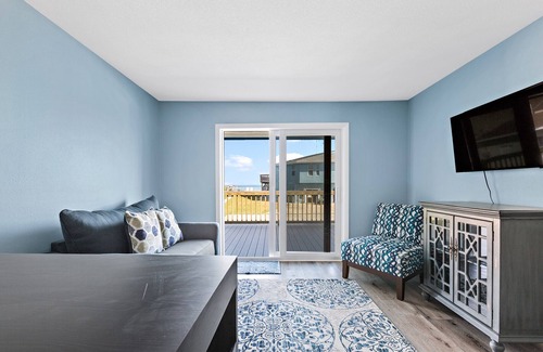 Melbourne Beach Resort | Beachfront Townhouse #4 Private Beach & pool -SLEEPS 8- 1King, 3Queens