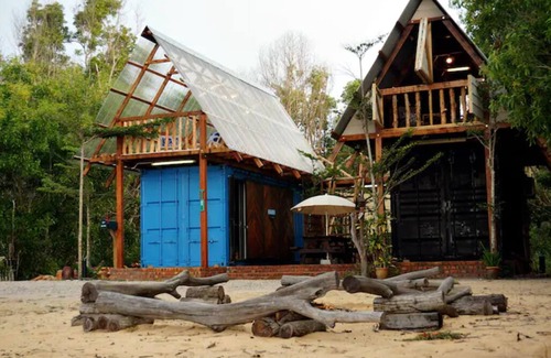 Kampung Gok Kapur Cabin | Beachfront Twin Cabin w/children paddle pool - 1 min from the beach!