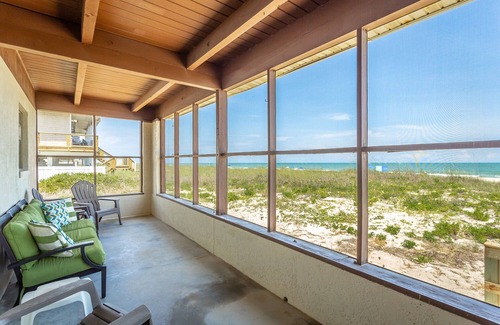East End House | Beachfront, 2bed/1bath, ground level, screened in porch.