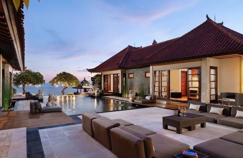 Kutuh Villa | Beachfront View with 7 Bedroom Villa in Uluwatu
