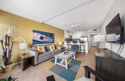 San Jacinto Condo | Beachfront w/Resort Pool