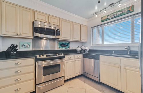 Ono Island Condo | Beachfront | Walk to FloraBama | 2 Pools, 2 Boat Docks w/Slips | My Beach Getaways