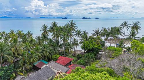 Taling Ngam Villa | Beachfront Wooden Beach House 3br Sunset View