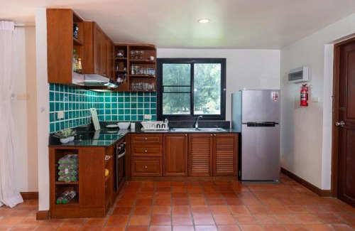 Nai Harn Apartment | Beachside Apt Short Walk to Nai Harn Beach 2-3 BR