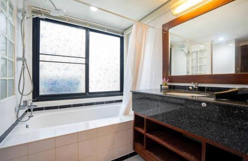 Nai Harn Apartment | Beachside Apt Short Walk to Nai Harn Beach 2-3 BR