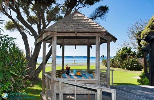 Russell House | Beachside Bach - Long Beach - Absolute beachfront! Great family holiday home.