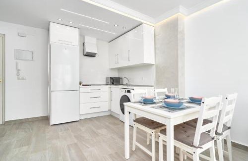 Caleta de Velez Apartment | Beachside Bliss