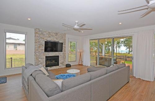 Traviston House | Beachside - Burrum Heads- Beachfront - 3BR- Wifi