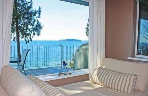 Davis Bay Cottage | BEACHSIDE by the Bay, Waterfront, Hot Tub & Beach!