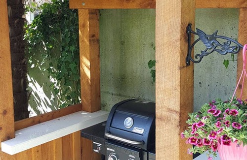 Davis Bay Cottage | BEACHSIDE by the Bay, Waterfront, Hot Tub & Beach!