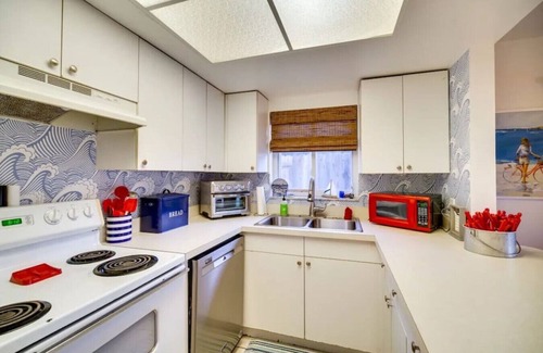 Cocoa Beach Apartment | Beachside Cottage - 5 min walk to the Beach