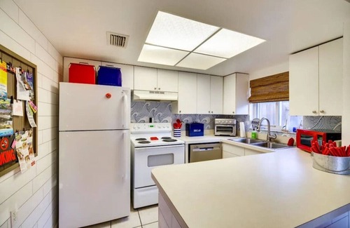 Cocoa Beach Apartment | Beachside Cottage - 5 min walk to the Beach