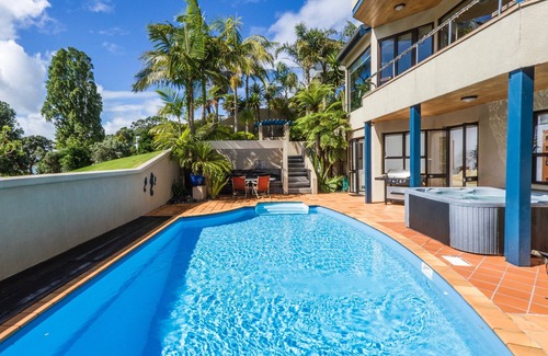 Castor Bay Cottage | Beachside Holiday - Castor Bay Holiday Apartment