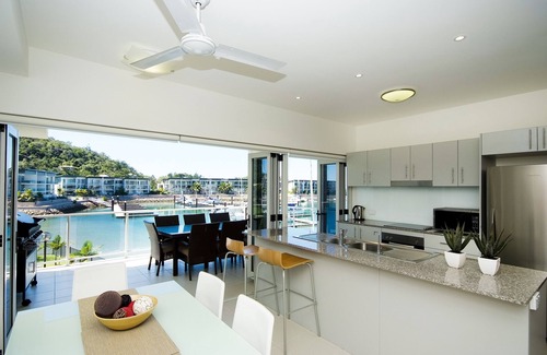 Nelly Bay Apartment | Beachside Magnetic Harbour