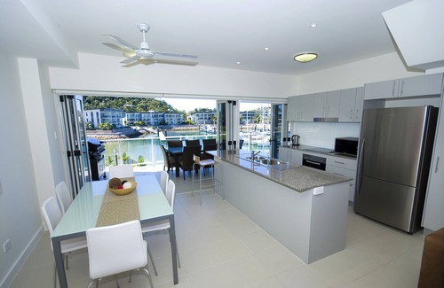Nelly Bay Apartment | Beachside Magnetic Harbour