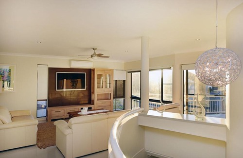 Sapphire Beach House | BEACHSIDE MANOR - walk to the beach