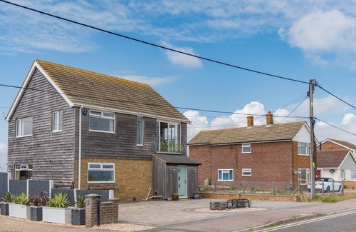 Lydd House | Beachside, nr Dungeness - family seaside home sleeps 8 with sea views