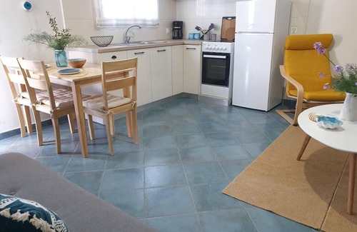 Mirties Apartment | Beachside Retreat - Sleeps 4, Terrace & Views