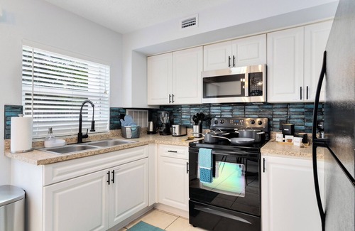 Indian Harbour Beach Apartment | Beachside~ Walk to the beach, Pool, BBQ, Gym,Patio