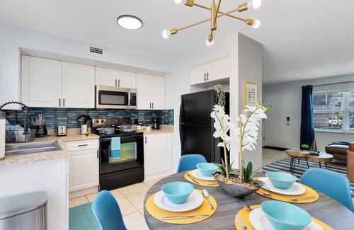Indian Harbour Beach Apartment | Beachside~ Walk to the beach, Pool, BBQ, Gym,Patio
