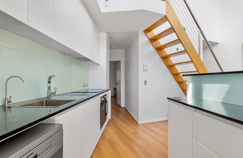 Tugun Apartment | Beachview Terrace - sea view unit with mezzanine workstation and terrace