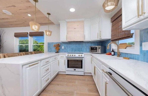 Colington House | Beachy Luxury, Hot Tub, Fire Pit & 5Min to Beach