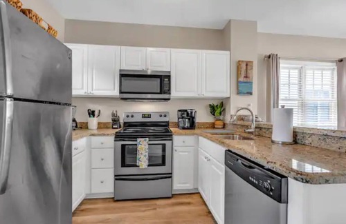 Marathon House | Beachy Townhome Perfect for a Warm Winter Getaway!