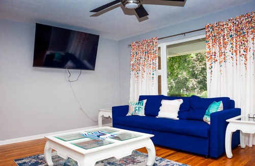 Yorkville House | Beachy Vibes Sleeps 10 Near White Water Rapids