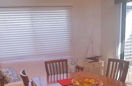 Brisbane Waterfront House | BEACON LIGHT WATERFRONT HOLIDAY HOME