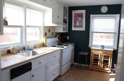 Beacon House | Beacon Mid Mod Cape Cod | Close to Main St & Dia