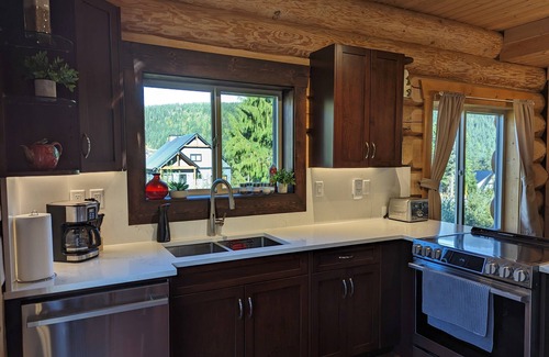Hemlock Valley Ski Chalet | Bear Behind Lodge: 3 Bath, Fast Wi-Fi, Ski in/out, Wood F/P, BBQ, Great Views.