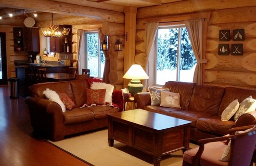 Hemlock Valley Ski Chalet | Bear Behind Lodge: 3 Bath, Fast Wi-Fi, Ski in/out, Wood F/P, BBQ, Great Views.