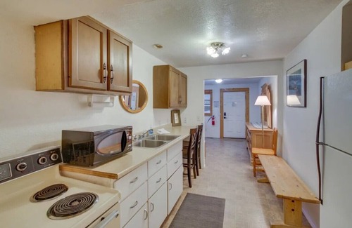 Paris Apartment | Bear Lake Charming Apt w Kitchen