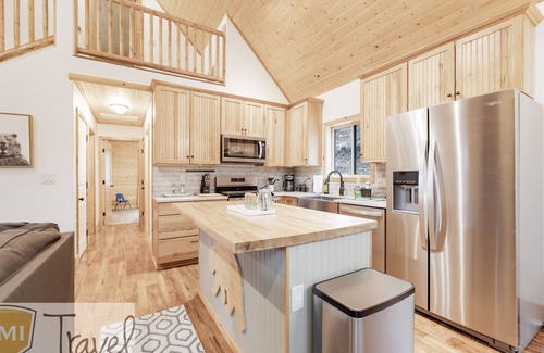 Prescott House | Bear Mountain Hideaway *Pool Table *Family Friendly *BBQ *In the Pines *Hiking & Biking