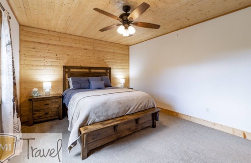 Prescott House | Bear Mountain Hideaway *Pool Table *Family Friendly *BBQ *In the Pines *Hiking & Biking