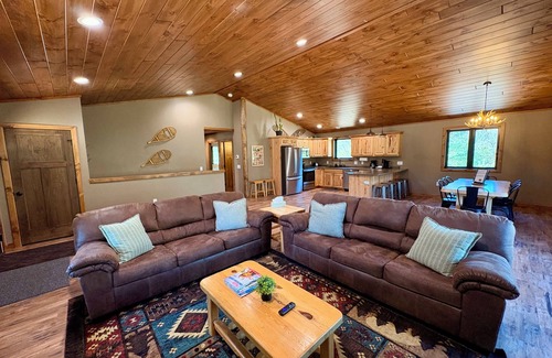 Wisconsin Dells House | Bear Paw Lodge Luxury Cabin Game Room Fire Pit