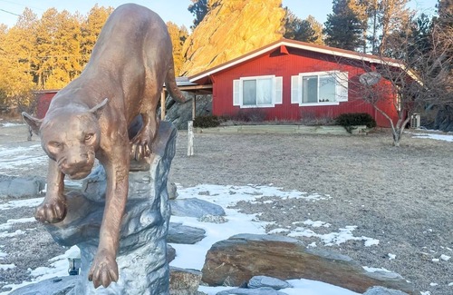 Custer House | Bear Rock Bungalow-King Bed & 2 Twin Cots