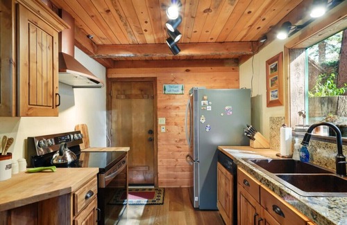 Sundance Cabin | Bear Tooth Lodge w/Hot Tub & Stuart Falls Views