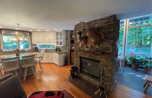Old Forge House | Bearfoot Camp~ Luxurious Home on 5 Private Acres