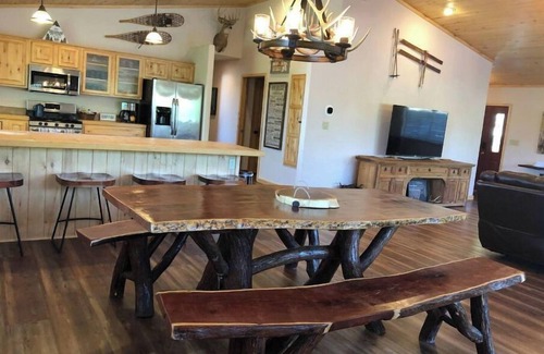 Ruidoso Cabin | BearLuckLodge! Amazing Cabin-Hot Tub, Views, Game Room/Arcade, Location, Peloton