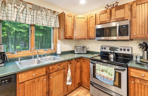 Rumney House | Bears Den: Lake Deck, Swingset, Firepit, BBQ, Swingset, Fast WiFi, Hike Bike Climb