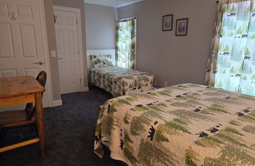Northwest Piscataquis Bed & Breakfast | Bears Den Lodge B & B Room 4