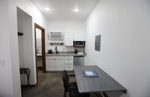 Bruno Hotel | Bears Den Motel